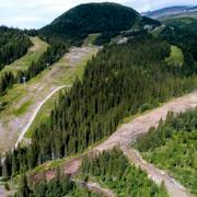 Sommarbild över Sadelbacken i Åre skidområde.