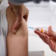 En kvinna får HPV-vaccin.