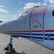 Ett flygplan besprutades med röd färg under protesten.