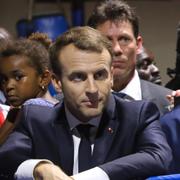 Macron besöker en boxningsklubb i Accra under sin resa i Afrika. 