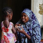 Maryam Aminu med sin dotter.
