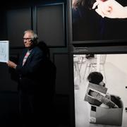  Lars Vilks visar upp sitt bidrag önskat av Sverigedemokraterna, sin teckning föreställande profeten Muhammeds ansikte på en rondellhund, under tisdagskvällens vernissage på Fotografiska museets utställning "Bildvalet 2018". 