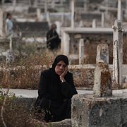 Palestinier besöker släktingars gravar i Gaza.
