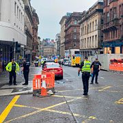 Polis på plats utanför hotellet efter attacken.