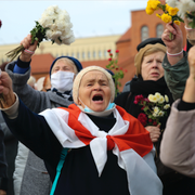 Kvinnliga pensionärer som protesterar och Aleksandr Lukasjenko.