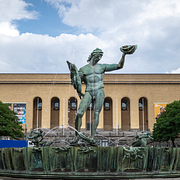 Till vänster: Poseidon-statyn på Götaplatsen i Göteborg. Till höger: Kärnkraftverket Olkiluoto, norr om finska Åbo.