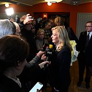 Centerpartiets partiledare Elisabeth Thand Ringqvist intervjuas av media efter mötet med Socialdemokraterna, Miljöpartiet och Vänsterpartiet på Högberga gård på Lidingö.