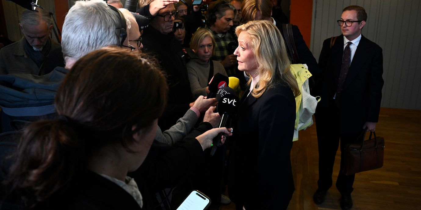 Centerpartiets partiledare Elisabeth Thand Ringqvist intervjuas av media efter mötet med Socialdemokraterna, Miljöpartiet och Vänsterpartiet på Högberga gård på Lidingö.