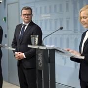 Finlands regering på en pressträff den 28 november. 