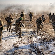 Ukrainska soldater i närheten av fronten.