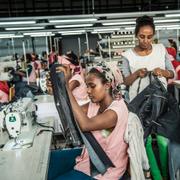 Fabriksarbetare i en textilfabrik utanför Addis Abeba som tillverkar kläder för H&M.