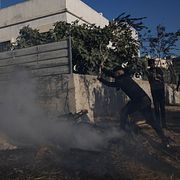 Palestinier i byn Sarra nära Nablus arbetar med att släcka en eld som startats av israeliska bosättare.
