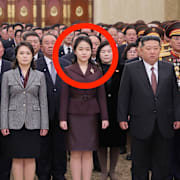 Kim Ju-Ae besöker ”solpalatset” Kumsusan på nyårsdagen tillsammans med sin mamma Ri Sol-Ju och pappa Kim Jong-Un. Oberoende journalister släpps inte in på den här typen av tillställningar i Nordkorea och bilden är släppt av den nordkoreanska regimen. 