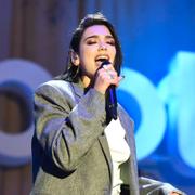 Dua Lipa uppträder i samband med ett Spotify-event år 2019.