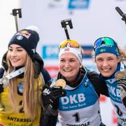 Dorothea Wierer, Marte Olsbu Røiseland och Hanna Öberg firar sina medaljer.