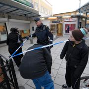 En polis i Rinkeby, som klassas som ett särskilt utsatt område.