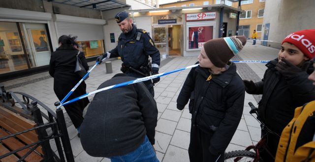 En polis i Rinkeby, som klassas som ett särskilt utsatt område. Fredrik Sandberg / TT / TT NYHETSBYRÅN
