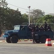 Medlemmar i gendarmeriet ombord på en lastbil i staden Bouaké i Elfenbenskusten.