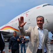 Industriministern Tareck El Aissami tog emot lasten på flygplatsen.