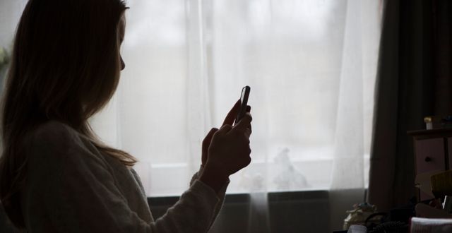 En tonårsflicka med sin mobiltelefon. Fredrik Sandberg/TT