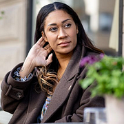 Julia Frändfors är känd från poddarna ”Daddy issues” och ”Frändfors hörna”. Isabella Löwengrip är med i Frändfors nya program ”Dålig stämning”.