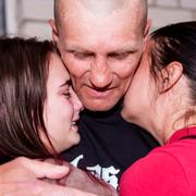 Ukrainsk soldat återförenad med sin familj i ukrainska Tjernihiv, 24 maj 2025. 