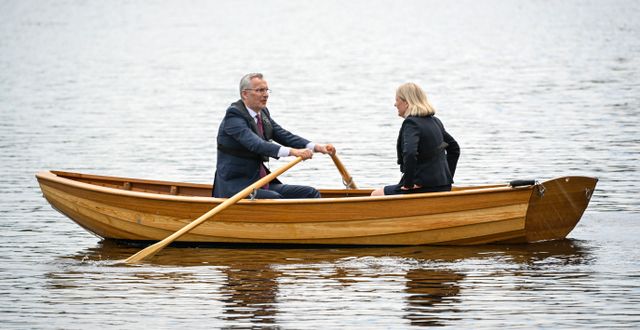 Natos generalsekreterare Jens Stoltenberg tillsammans med statsminister Magdalena Andersson ror ekan i Harpsund Henrik Montgomery/TT