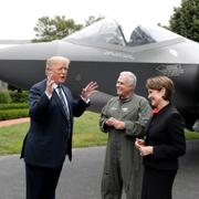 Donald Trump med Lockheed Martins vd Marilyn Hewson och chefstestpilot Alan Norman framför ett F-35-plan utanför Vita huset 2018.