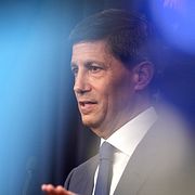 Fedchefen Kevin Warsh var en av nio ledamöter som ville behålla räntan på dagens nivåer.