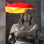 En spansk flagga hänger hänger på en staty i Barcelona. 