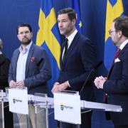 Bistånds- och utrikeshandelsminister Johan Forssell (M), Sverigedemokraternas partiledare Jimmie Åkesson, Camilla Brodin (KD), Kristdemokraterna och Fredrik Malm (L) deltog på presskonferensen.