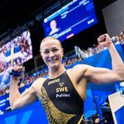 Sarah Sjöström firar dagens guld.