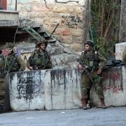 Israeliska soldater i Hebron under onsdagen.