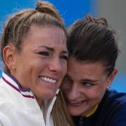 Guldmedaljören Pauline Ferrand Prevot och bronsmedaljören Jenny Rissveds kramas under medaljceremonin i går. 