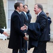 Stefan Löfven och hans hustru Ulla välkomnas av Frankrikes president Emmanuel Macron och hans hustru Brigitte vid Elyseepalatset i Paris på söndagsförmiddagen.