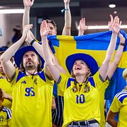 De svenska fansen gladdes åt en svensk poäng.