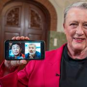 Norska Nobelkommitténs ordförande Berit Reiss-Andersen håller upp en bild på Maria Ressa och Dmitrij Muratov.