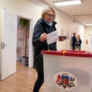 En kvinna lägger sin röst.