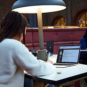 Studenter sitter vid dator på KTH, Kungliga Tekniska högskolan.