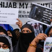 Protester i Kolkata, Indien, mot utvecklingen i Karnataka