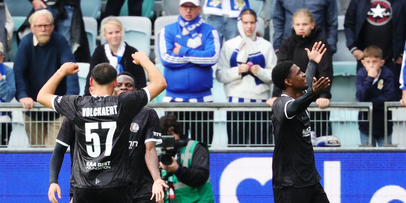 Gents Josué Vergara gör en segergest till IFK Göteborgs klack efter 0-1 målet under torsdagens kvalmatch till Conference League mellan IFK Göteborg och Gent på Gamla Ullevi.