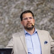 Sverigedemokraternas partiledare Jimmie Åkesson håller sommartal vid Slottslängorna i Sölvesborg på lördagen.