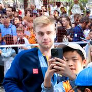 Truls Möregårdh möter fans i Kungsträdgården.