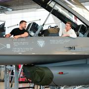 Ukrainas president Volodymyr Zelenskyj och Danmarks premiärminister Mette Frederiksen testsitter ett F-16-plan under Zelenskyjs besök i Danmark.