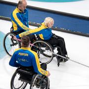 Sveriges Mats Ola Engborg, Kristina Ulander och Viljo Pettersson Dahl under lördagens curling mellan Sverige och Kina.