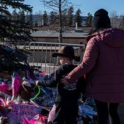 En mamma sörjer med sin son.