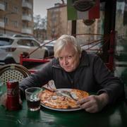 Författaren Stig Larsson, aktuell med boken Högt och lågt, fotograferad i sitt kvarter på Lilla Essingen.