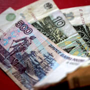 Äkta ryska rubelsedlar. Sedlarna från A7 har bilder på siluetter av ryska städer, skriver FT.