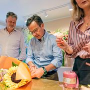 Statsministern och M-ledaren Ulf Kristersson under den pågående valturnén i Västsverige. Bilden togs på Lilys Florabar i Göteborg i fredags.