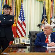 Elon Musk och Donald Trump i Vita huset förra året.